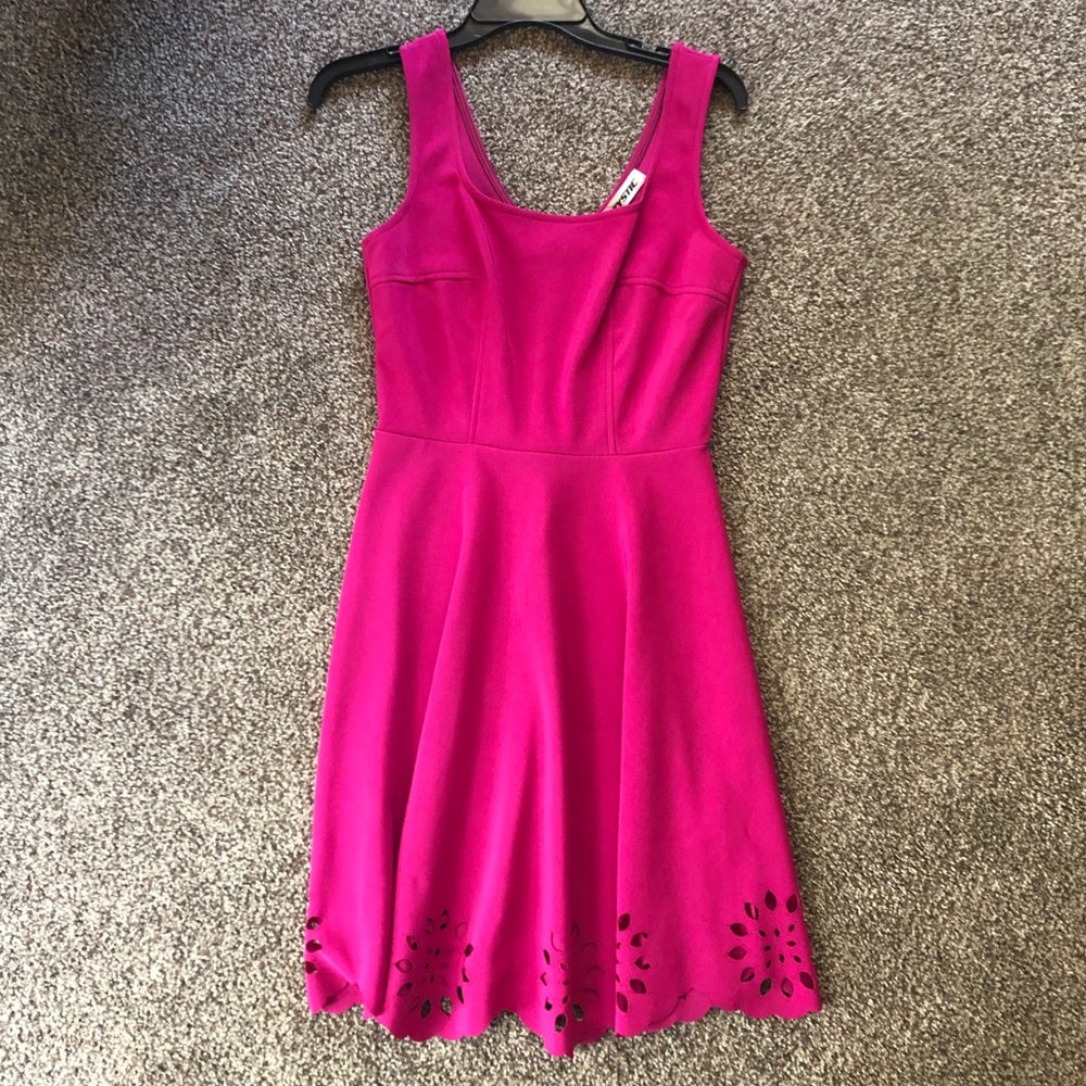 Majenta dress with scalloped hem